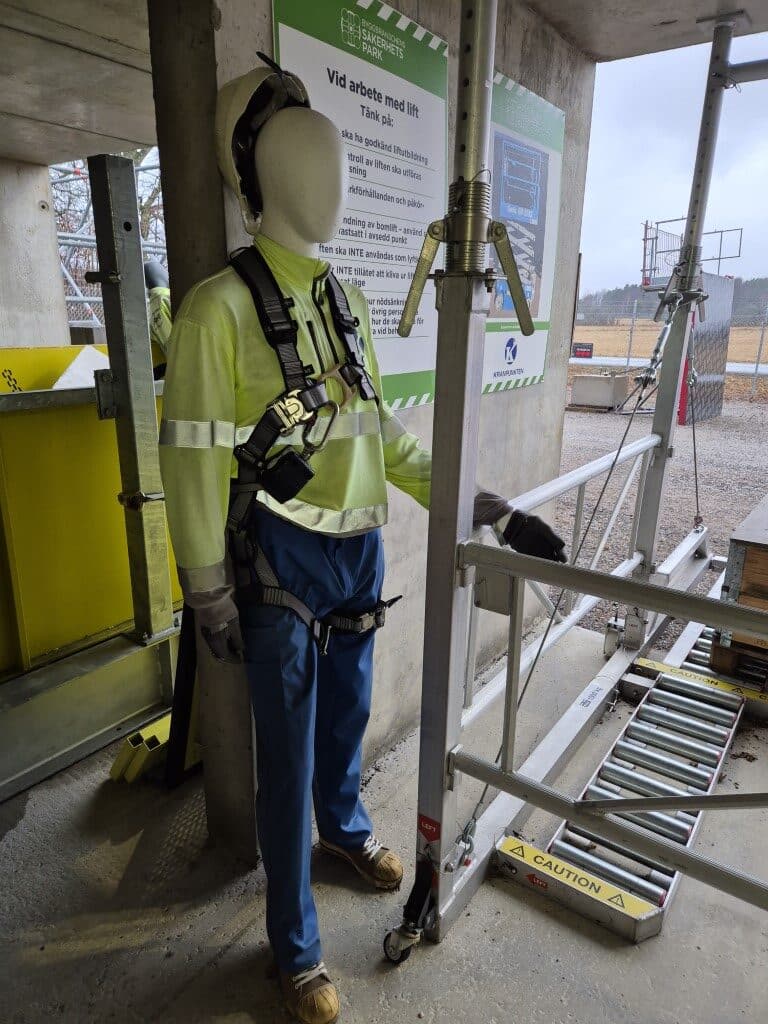 Fallskyddsutbildning från byggbranschens säkerhetspark - bild på stående docka med fallskyddsutrustning.